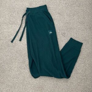 ALO Yoga Green Sweatpants Relaxed Fit Athleisure